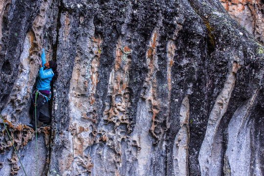 Escaladora en Hatun Machay, Per&uacute;