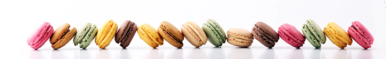 Gardinen Süße und bunte französische Makronen oder Macaron auf weißem Hintergrund, Dessert © beats_