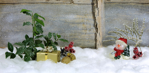 Bałwan na śniegu w Święta Bożego Narodzenia. - obrazy, fototapety, plakaty