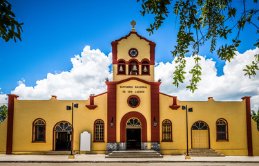 Fototapeta premium HDR - Die berühmte historische Kirche Saint Lazarus in Havana Cuba - Serie Cuba Reportage