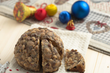 Pangiallo, dolce tradizionale italiano di natale, a base di nocciole, frutta secca e miele. 