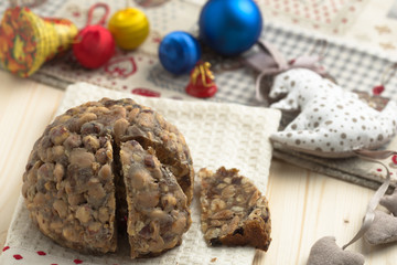 Pangiallo,  dolce tradizionale italiano di natale a base di nocciole frutta secca e miele. 