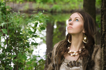 Naklejka premium woman in vintage dress walking in the Park