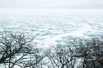 Fototapeta na wymiar 冬の凍結した屈斜路湖（北海道）