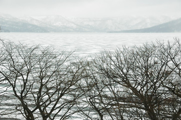 冬の凍結した屈斜路湖（北海道）