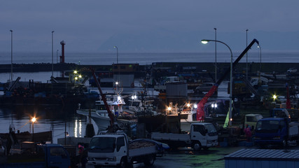 夜明け前の漁港　北海道噴火湾