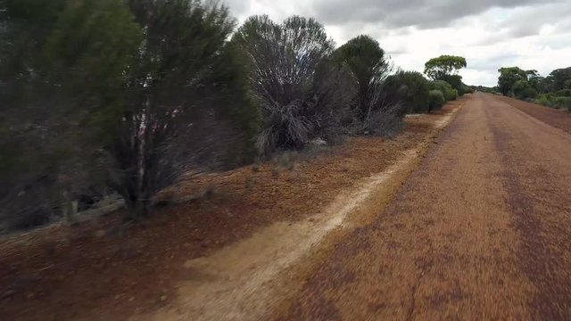 Straße mit rotem Straßenbelag im Outback von West-Australien, Teil 7