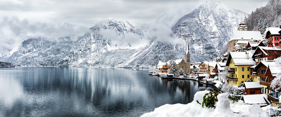 Fototapeta premium Miejscowość Hallstatt, będąca światowym dziedzictwem kulturowym, położona w ośnieżonych Alpach Austrii