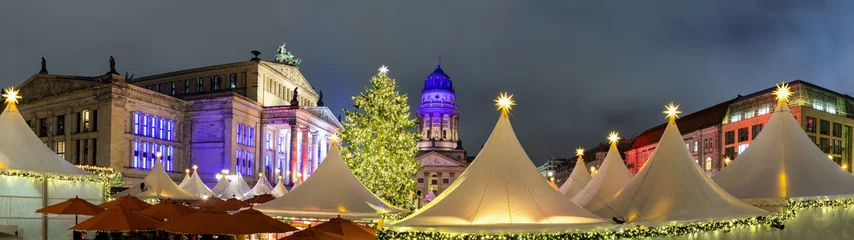 Poster Panorama des Weihnachtsmarktes am Gendarmenmarkt in Berlin, Deutschland, am Abend © moofushi