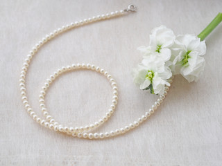 真珠のネックレスと白い花