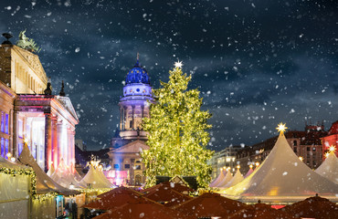 Weihnachtsmarkt am Gendarmenmarkt in Berlin bei Schneefall © moofushi
