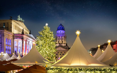 Der Weihnachtsmarkt am Gendarmenmarkt in Berlin bei Nacht unter sternenklarem Himmel © moofushi
