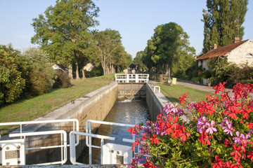 Vandenesse en Auxois. Ecluse sur le canal de Bourgogne, Côte d'Or, Bourgogne, France