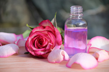 Fototapeta na wymiar rosenblüten und rosenöl