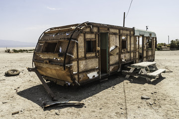 Obraz premium Torn trailer in Salton sea, California