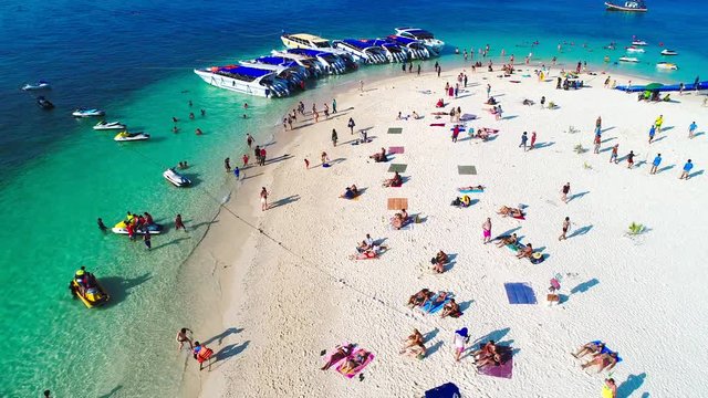 Luftaufnahme von einem wundersch&ouml;nen Strand in Thailand