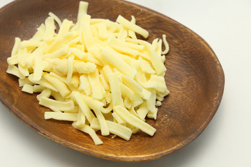 木の皿に入ってチーズ。とろけるチーズ