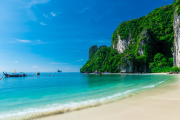 Fototapeta na wymiar azure sea water on the island of Hong, a beautiful tourist place with sheer rocks