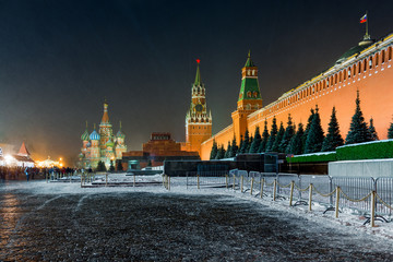Fototapeta premium Landmark of Moscow, Russia - night shot of Red Square - view of the Kremlin, St. Basil's Cathedral and Lenin's Mausoleum
