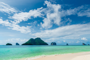 Fototapeta na wymiar beautiful islands in tropical latitudes, beautiful scenery Thailand