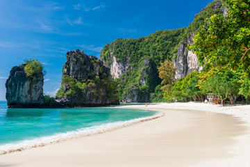 Obraz premium beach with white sand, turquoise sea, beautiful view of the island of Hong, Thailand