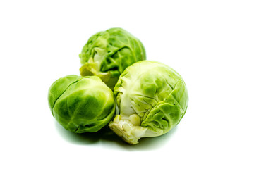 Rosenkohl rosenköhlchen röschen isoliert freigestellt auf weißen Hintergrund, Freisteller