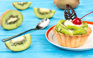 Tart with kiwi