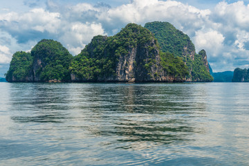 Naklejka premium calm sea surface, picturesque cliff in the sea, Thailand landscape