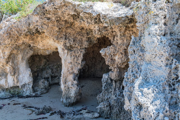 Höhle im Felsgestein einer Bucht
