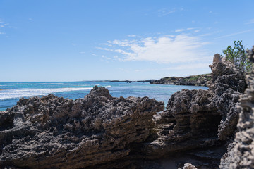 Meerblick &uuml;ber einer Felsklippe in eine Bucht