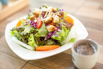 salad disk on wooden table