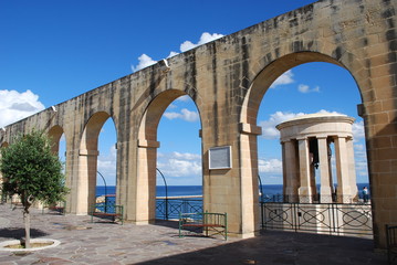 Fototapeta na wymiar Malta - Valletta - Lower Barrakka Gardens mit Siege Bell