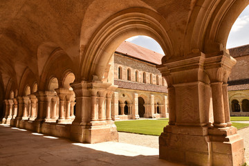 Cloître à l'abbaye cistercienne de Fontenay en Bourgogne, France