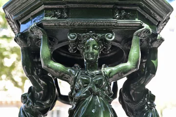 Fotobehang Fontijn Cariatides de fontaine à Paris, France