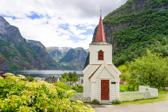 Kleine Stabkirche in Undredal am Fjord in Norwegen