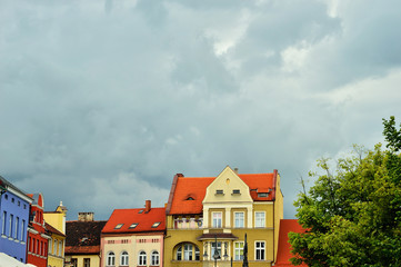 Dachy kamieniczek na tle pochmurnego nieba. © W Korczewski