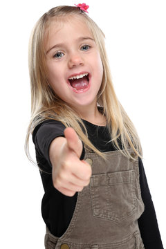 Kind kleines Mädchen lachen glücklich Daumen hoch Freisteller freigestellt isoliert