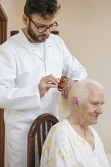 Układanie fryzury u starej kobiety. Pielęgnacja osoby starej.