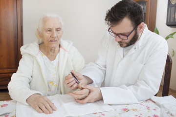 Zabieg pielęgnacyjny dłoni bardzo starej kobiety. Pielęgniarz obcina paznokcie u rąk starej kobiecie. - obrazy, fototapety, plakaty