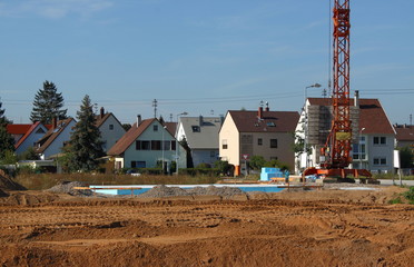 Baustelle mit Kran am Stadtrand