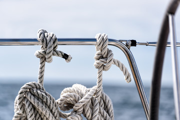 Fototapeta premium Festmacherleinen auf einer Segelyacht