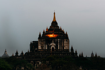 Fototapeta premium BAGAN, MYANMAR - March 6, 2017: View on Thatbyinnyu temple after sunset