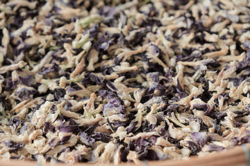 Pea flowers / Pea flowers dry on wooden container.