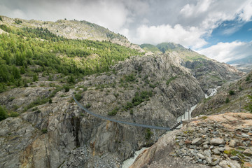 Lange Hängebrücke über tiefe Schlucht