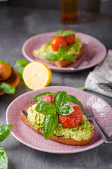 Avocado spread bread with baked tomato