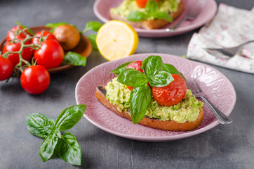 Avocado spread bread with baked tomato