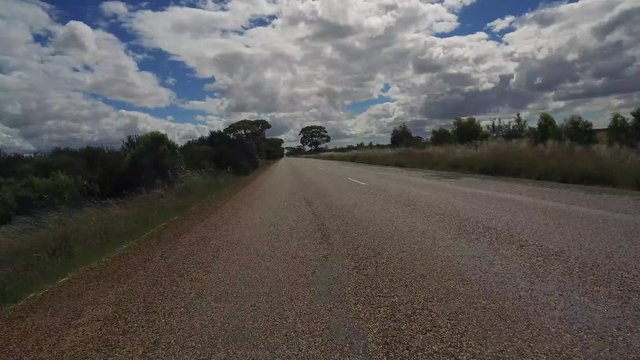 Gerade Fahrstrecke in einem PKW auf einem Highway in West-Australien mit Kamerablickwinkel nach vorne