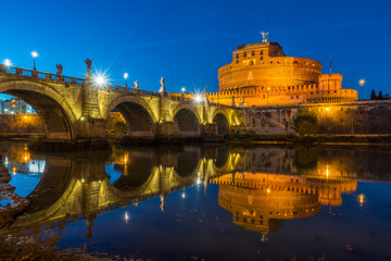 Obraz premium Castel Sant'Angelo in Rome at sunset.