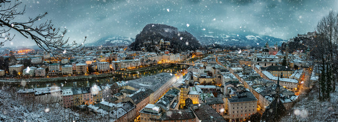 Fototapeta premium Zimowy Salzburg w Austrii wieczorem z opadami śniegu