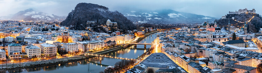 Fototapeta premium Panorama Salzburga w austriackich Alpach w zimowy poranek